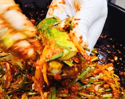 소박이에 양념넣어