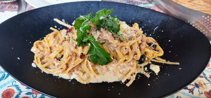 포르치니버섯과 본레스햄 건고추 루꼴라 블랙올리브로 만들어진 포르치니버섯 크림 링기니삐꼴레