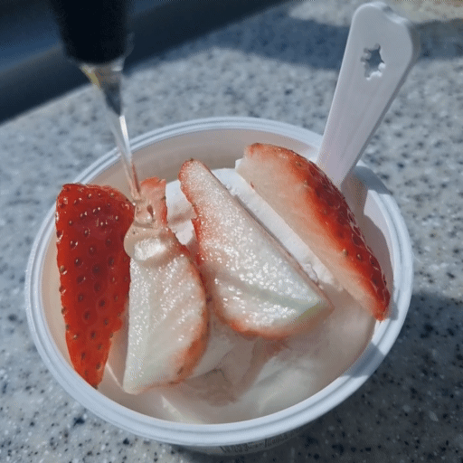 그릭요거트 위에 딸기를 올리고 꿀을 마구 뿌리는 gif 파일