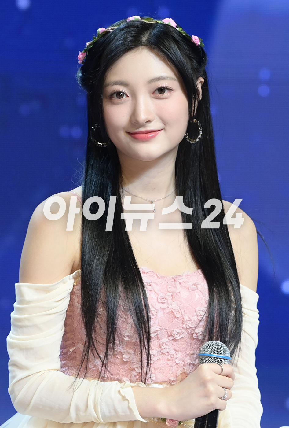 그룹 아일리원 로나가 5일 서울 강남구 청담동 일지아트홀에서 열린 아일리원(ILY:1) 첫 번째 미니앨범 'A DREAM OF ILY:1(어 드림 오브 아일리원)' 쇼케이스에 참석해 포토타임을 갖고 있다. [사진=정소희 기자]