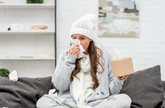 독감 증세 코닦는 여자