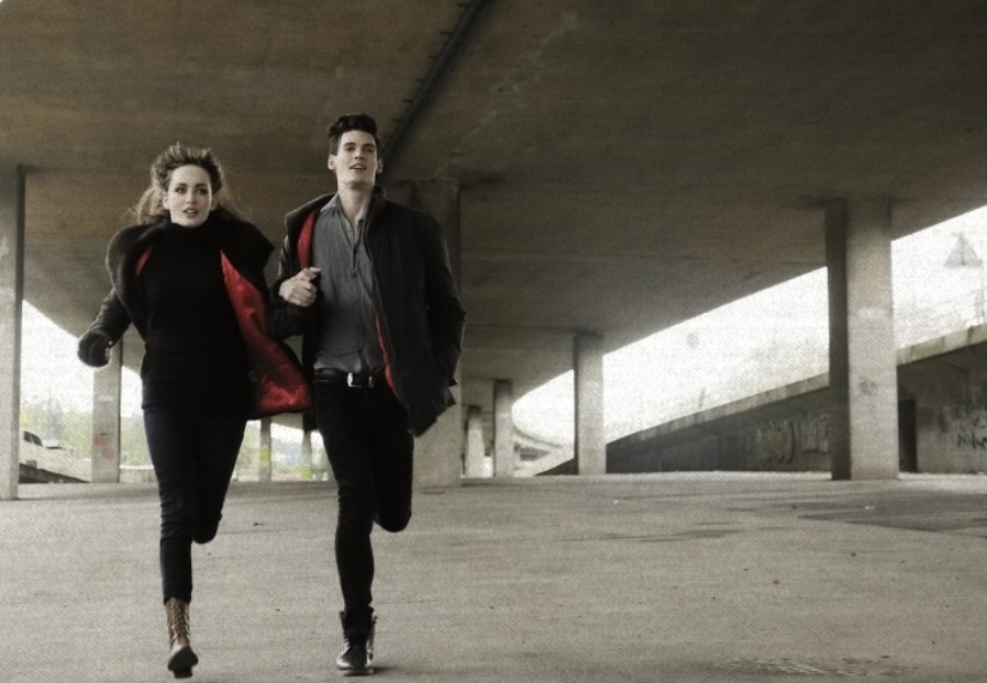 남자와 여자가 같이 달리고 있다