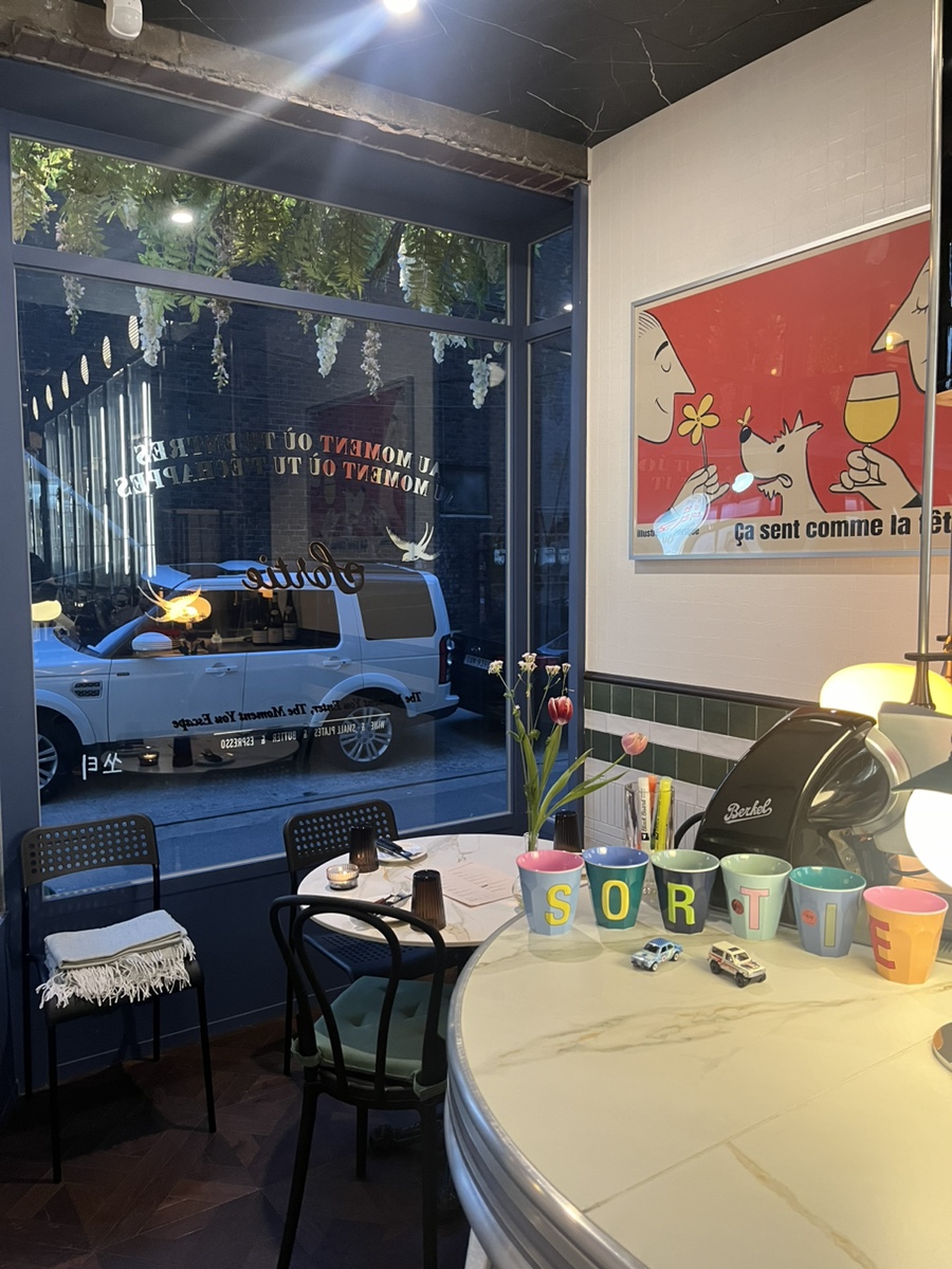 성수 와인바 쏘티 창가석, 혼술하기 좋은 창가자리