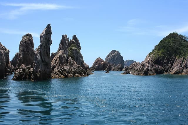 작은 항구 도시의 열대 해변과 해변 휴양지