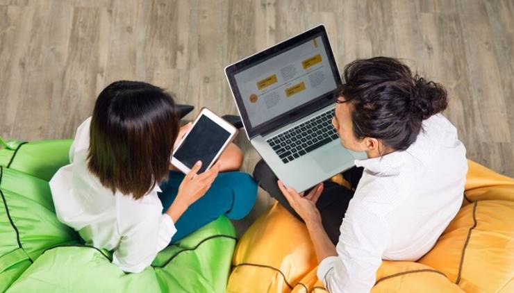 스마트폰과 노트북을 들고 있는 남여