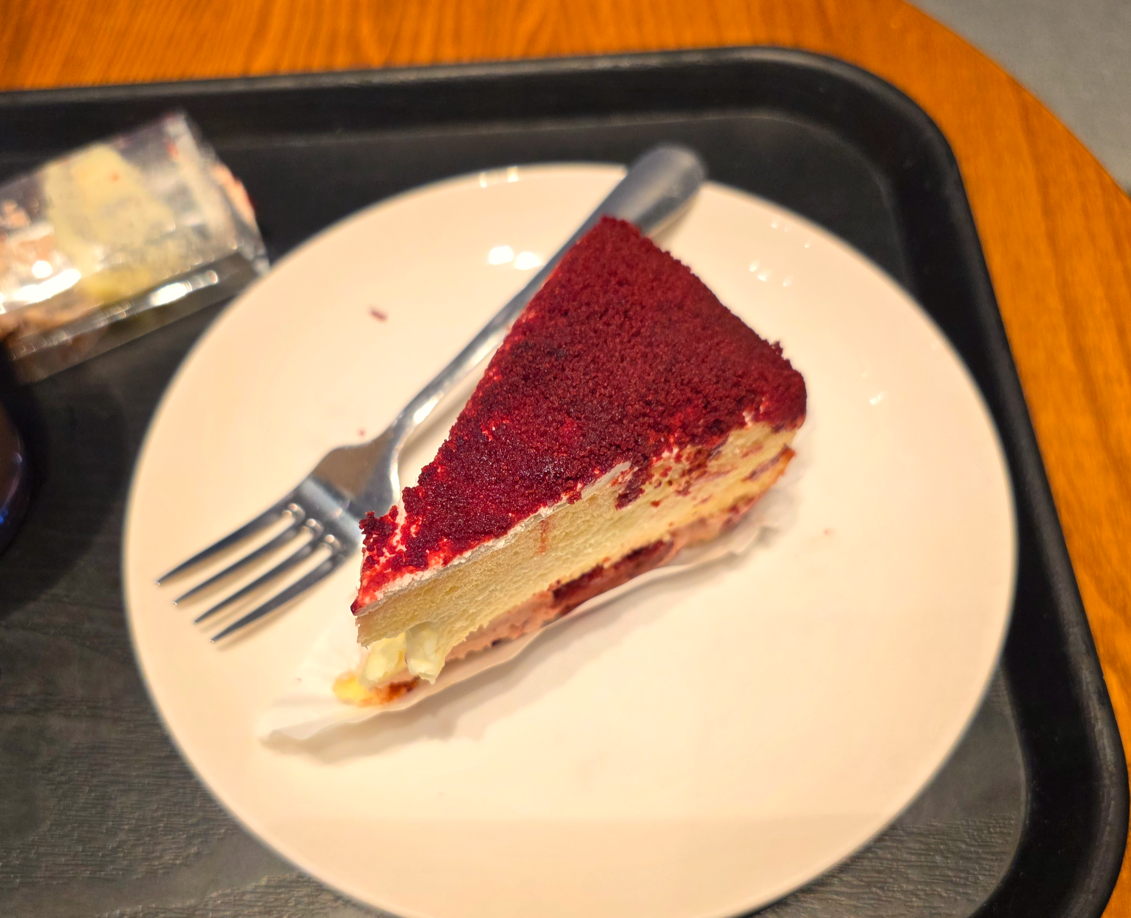 스타벅스신제품_스트로베리슈크림케이크