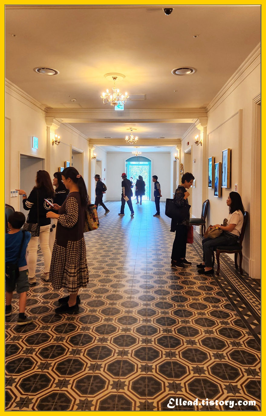 로비 바닥의 타일이 이채롭다.
