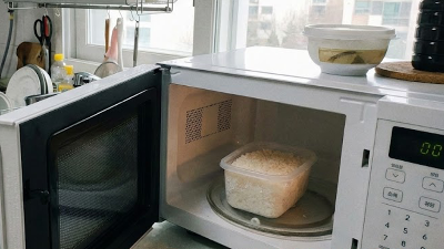 전자레인지로 해동하는 모습