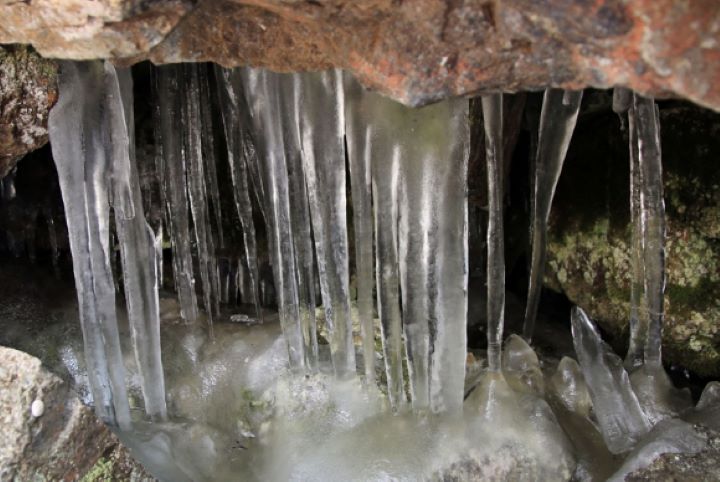 밀양 얼음골에 얼음이 얼린 모습