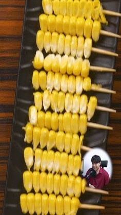 해외에서-인기있다는-옥수수-꽂이-딱-8개씩-이쑤시개에-꼽아져있는-모습