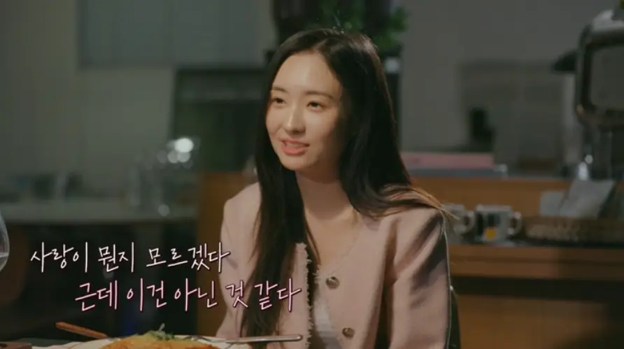 환승연애3-
살색 쟈켓 안에 흰색 니트를 입고 갈색 긴생머리에 웃으며 대화하는 이혜원