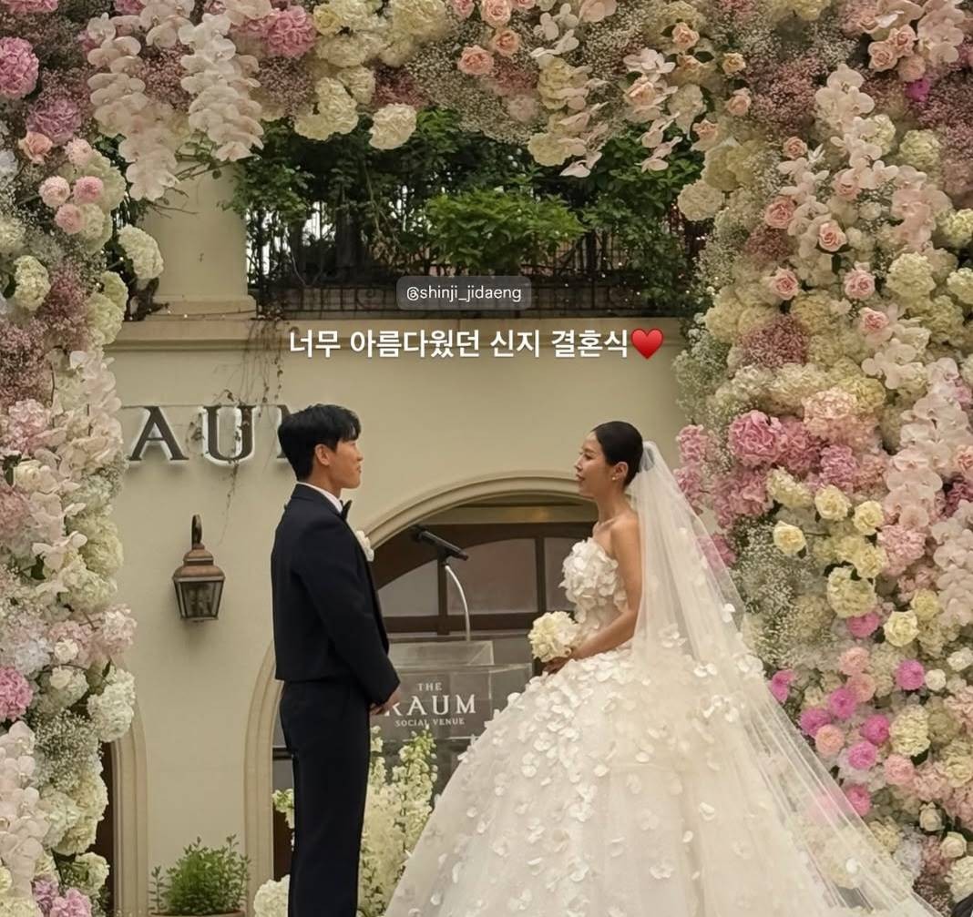 결혼식장 꽃 장식 커플 웨딩