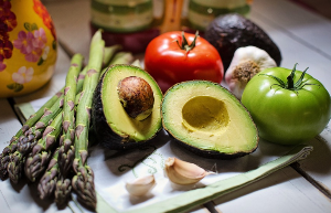 아보카도와 아스파라거스 요리