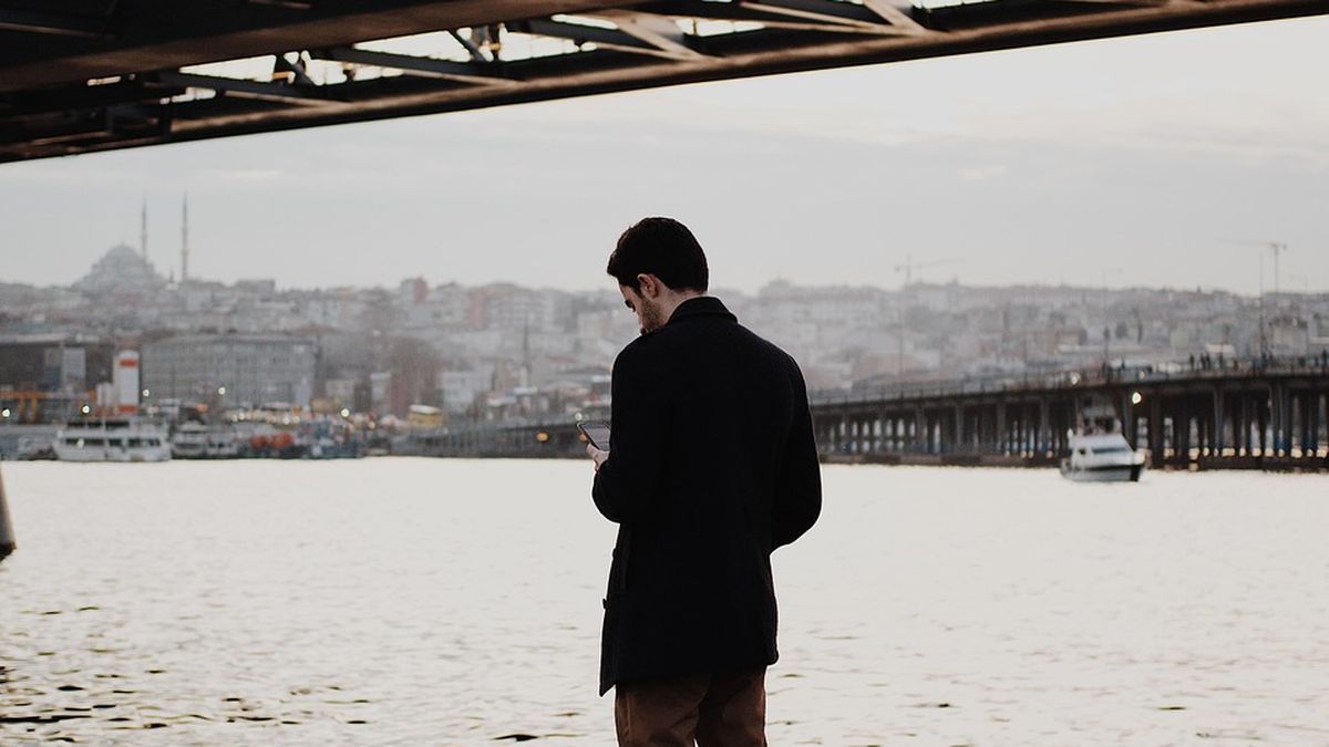 길가에 서서 잠시 몸 상태를 의식하는 모습