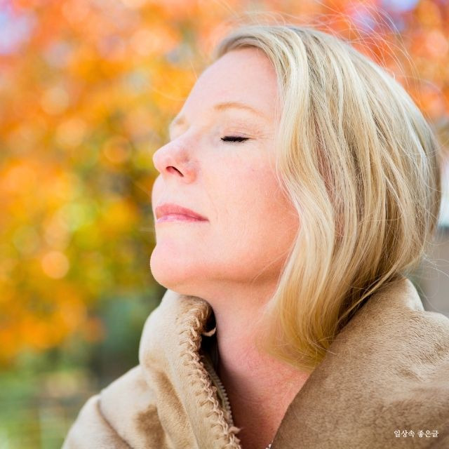 가을 단풍 배경 속 눈 감고 평온하게 숨 쉬는 여성, 마음이 편안해지는 순간