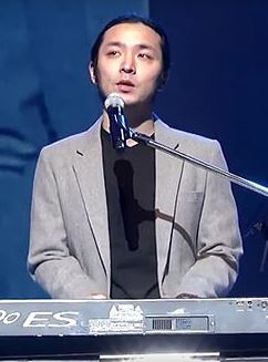 버벌진트-키보드연주하며-노래부르고-있다