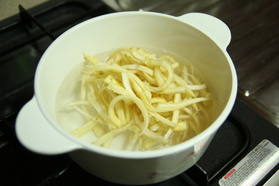 도라지 데치는 모습