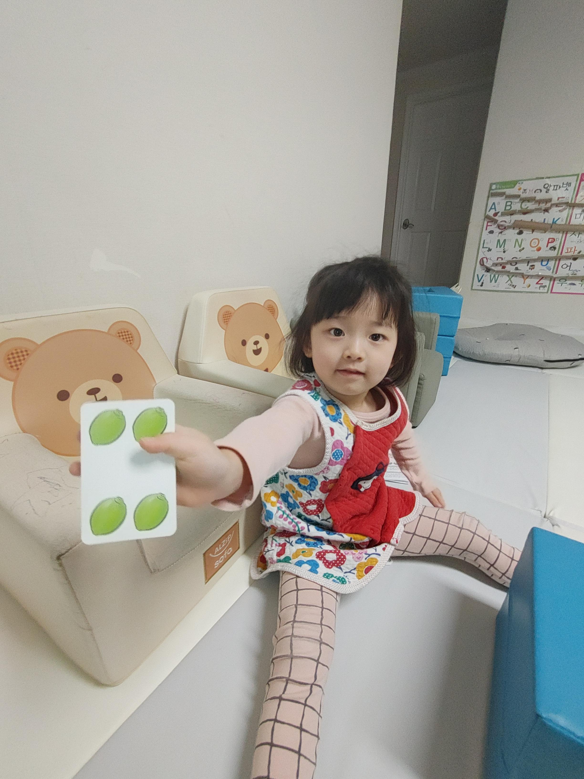 카드 나눠주기 사진