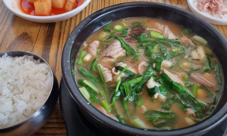 부추가 넉넉하게 들어간 순대국밥