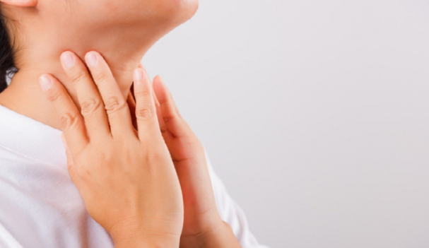목을-만지는-여성