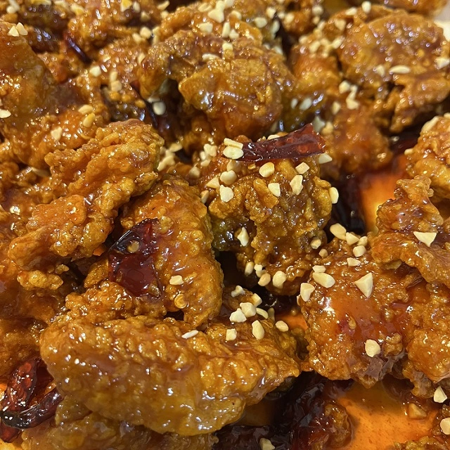 고추 토핑이 올라간 달가득치킨 닭강정