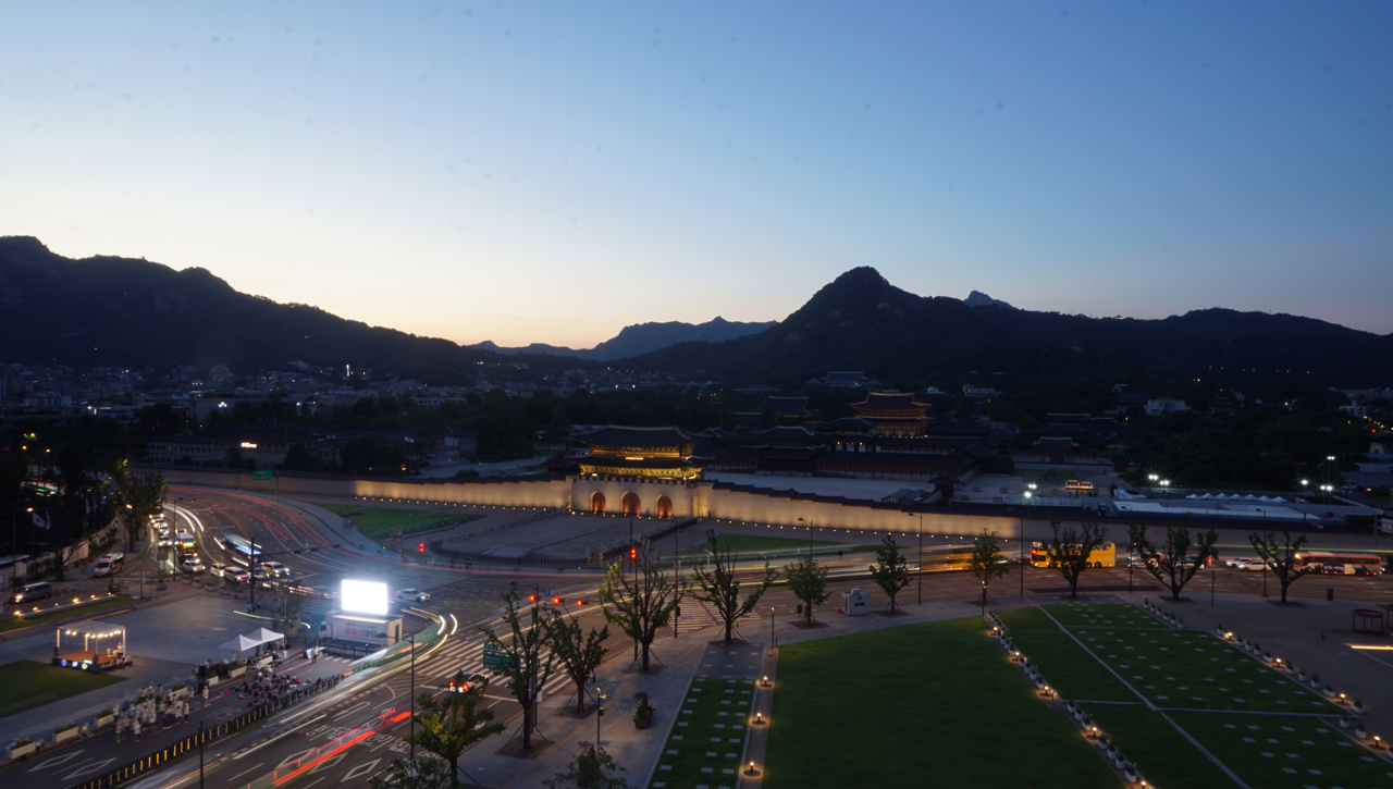 주변 산세와 함께 경복궁의 야경을 담은 사진이다