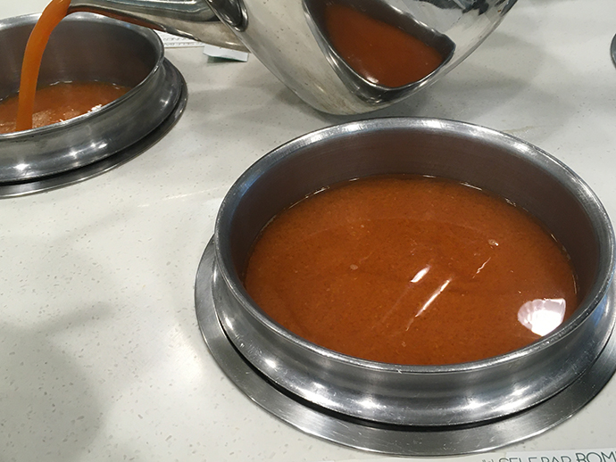 육수부어진-그릇