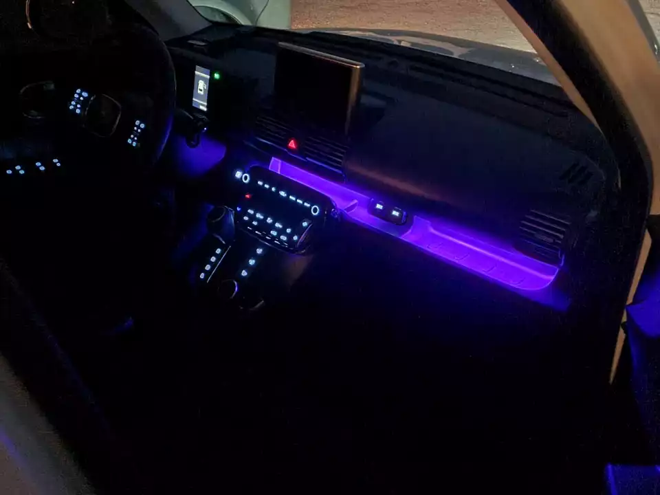 야간에 점등된 캐스퍼의 앰비언트 라이트입니다.