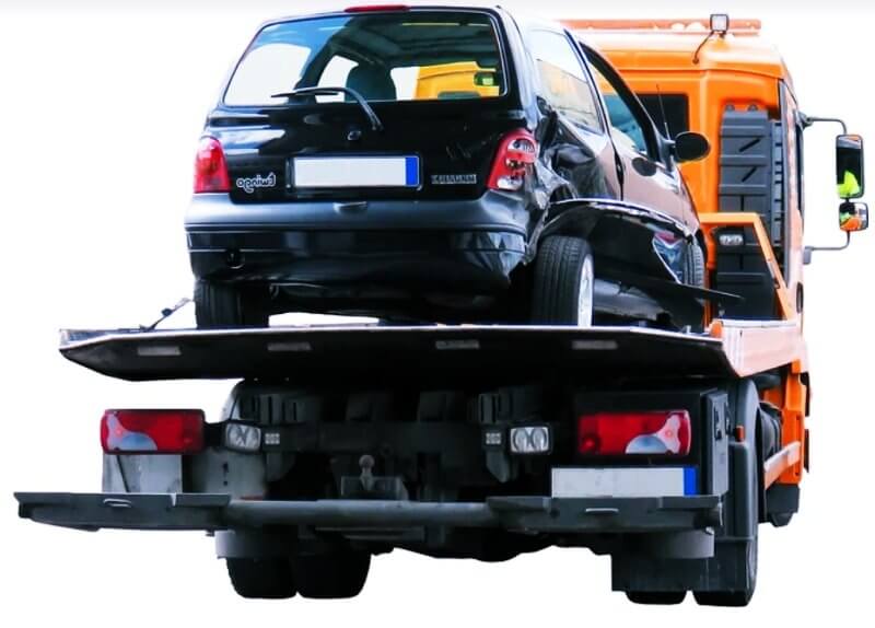 견인차-위에-올라가-있는-파손차량