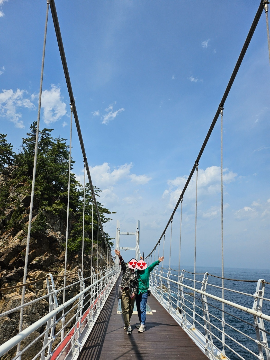 이미지-alt-태그-용굴촛대바위길 출렁다리