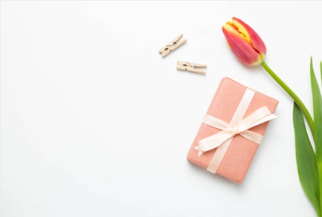 선생님께 감사의 인사로 꽃과 선물 드린 사진