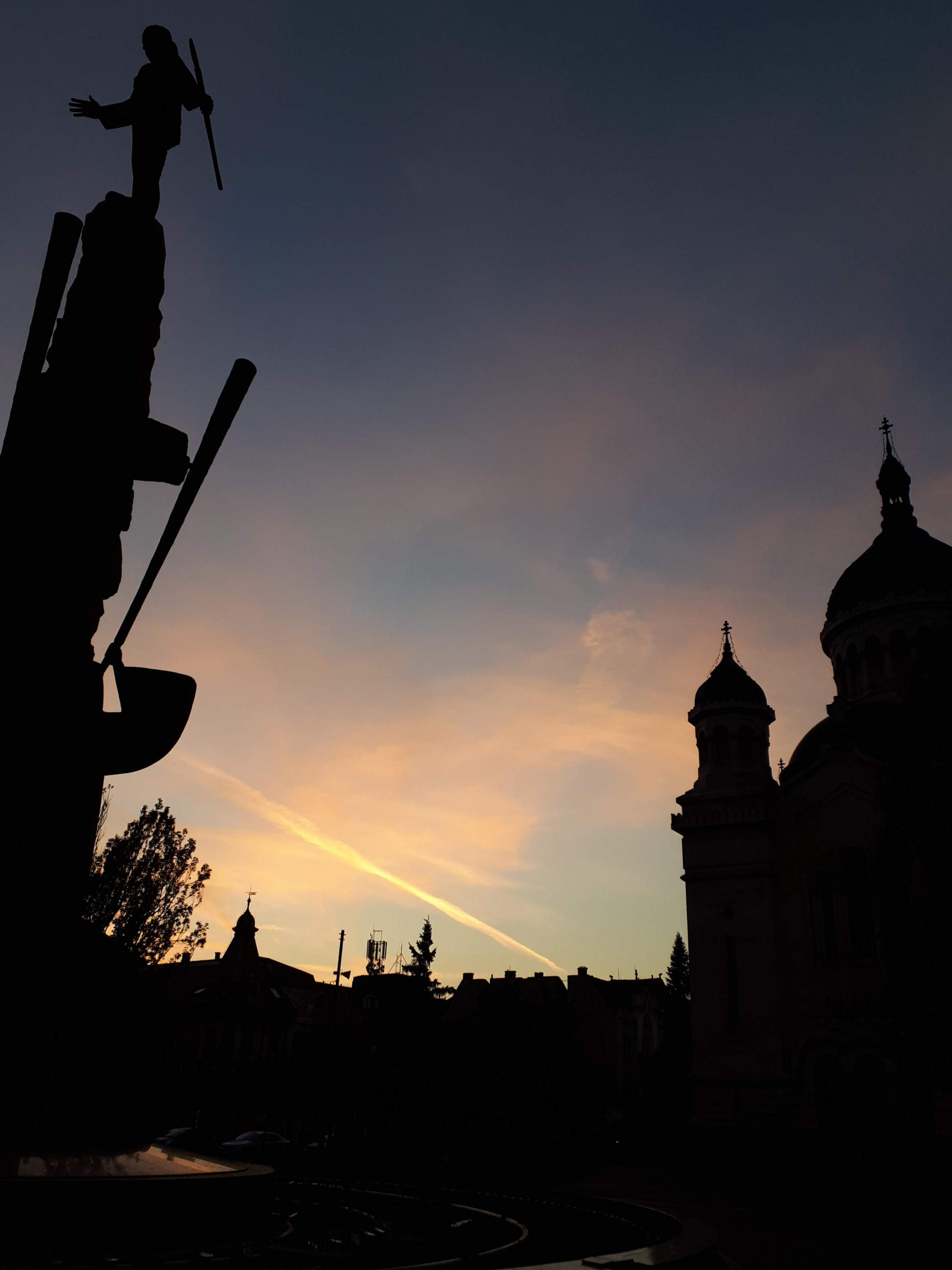 루마니아 클루지나포카 이안쿠 동상과 교회