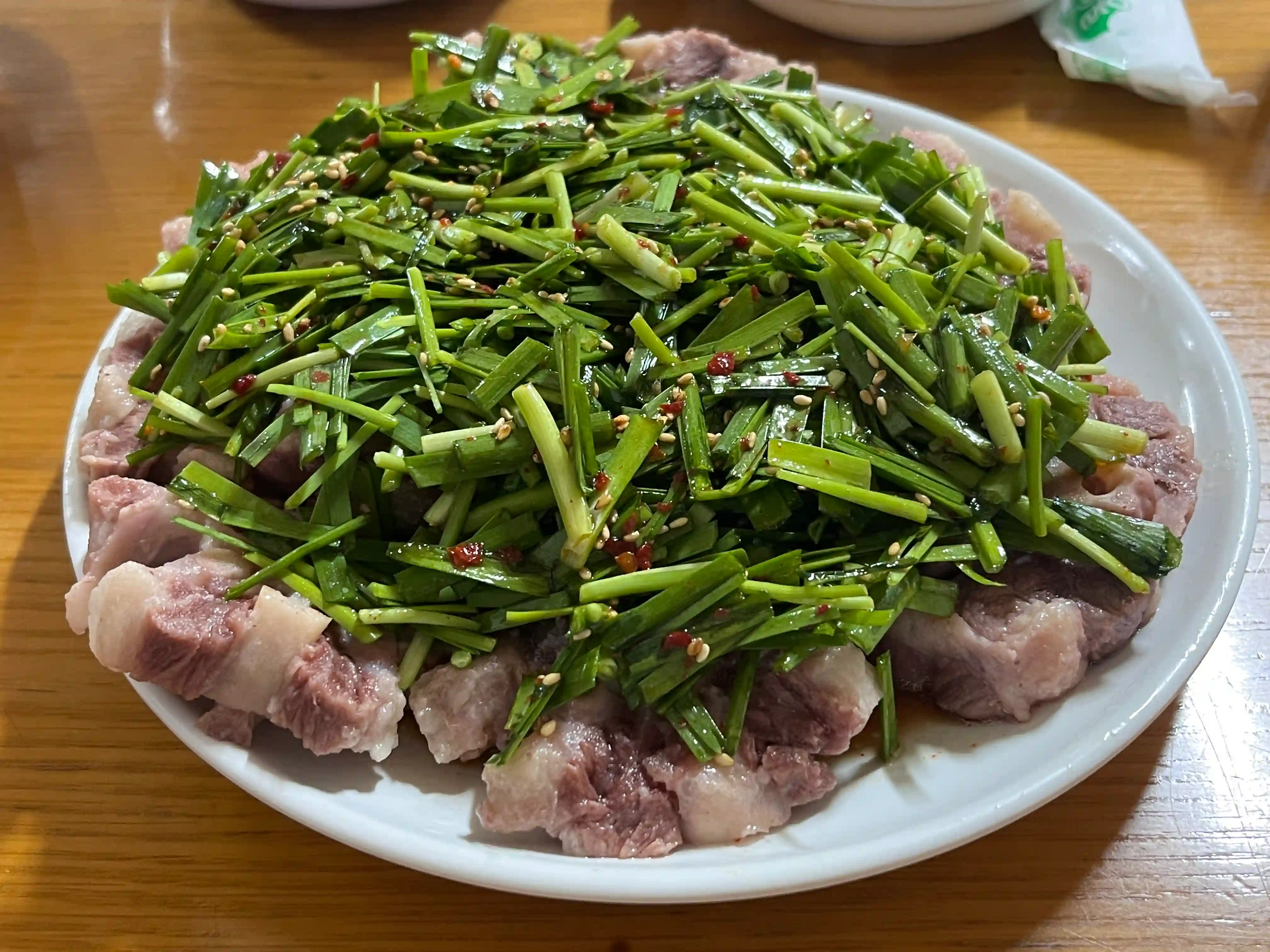 소꼬리찜 위에 부추가 많이 올라간 사진
