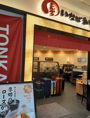 가게의 외부와 가게 안이 보이는 사진 노란색 조명으로 장식되어 있는 가게 내부