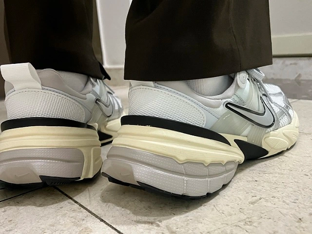 깨알 같은 하단의 나이키 로고