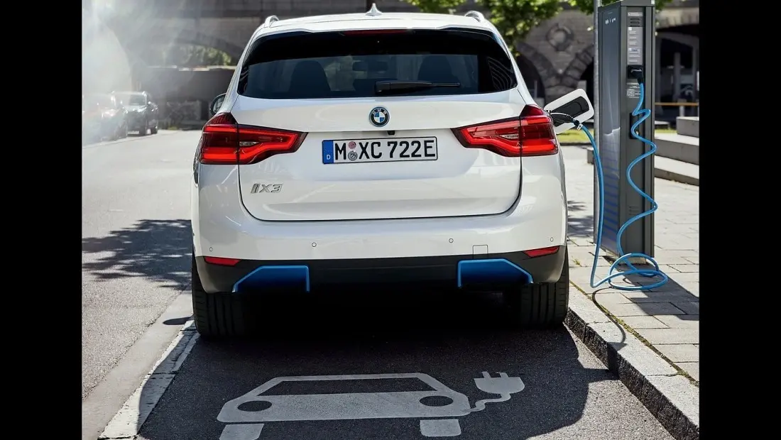BMW iX3 가격 실구매가 모의견적 제원 옵션 카탈로그 외관 디자인 내부 색상 디자인 인테리어 편의사양 안전사양 총정리