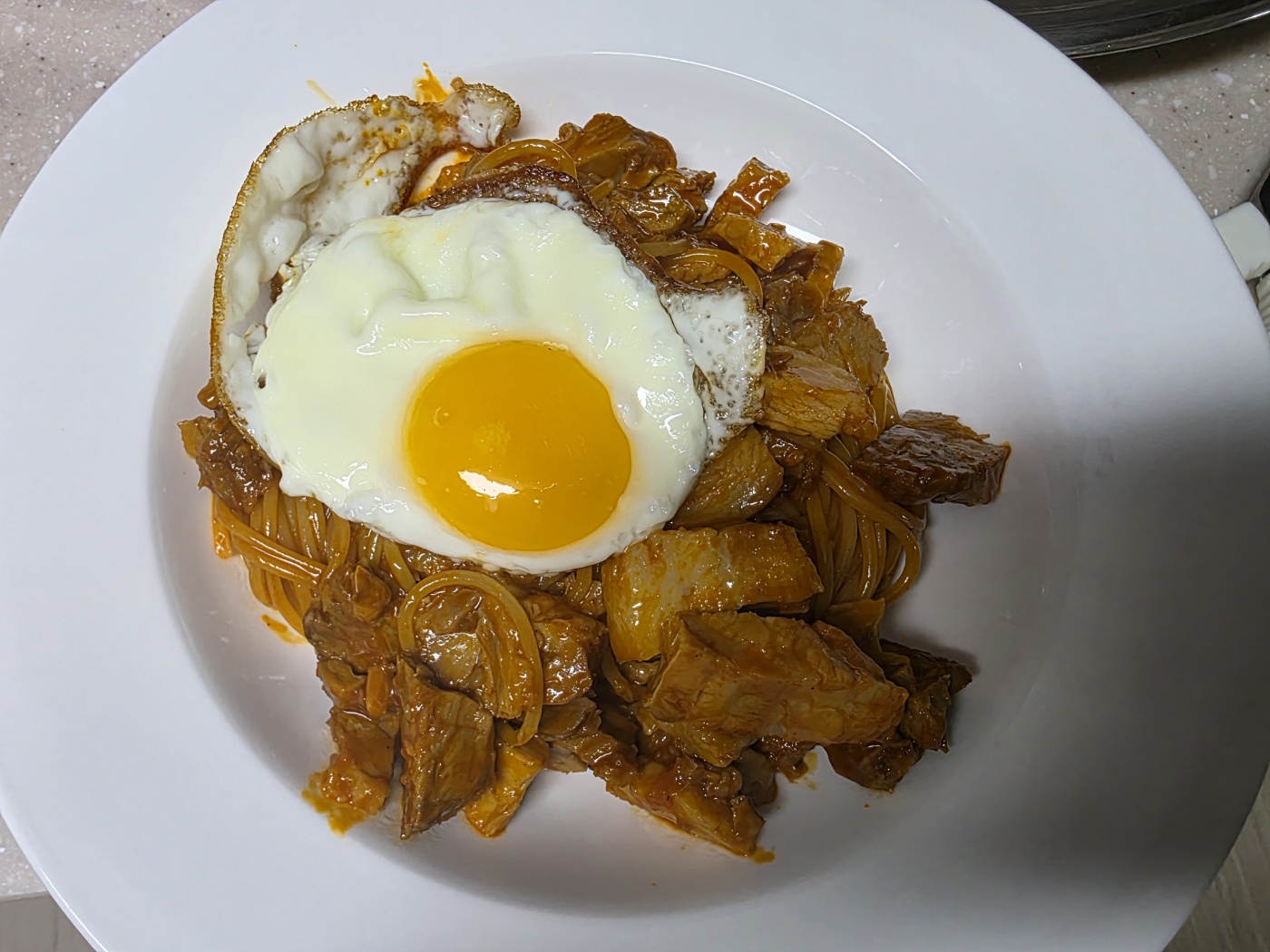 접시에 담긴 파스타와 계란후라이