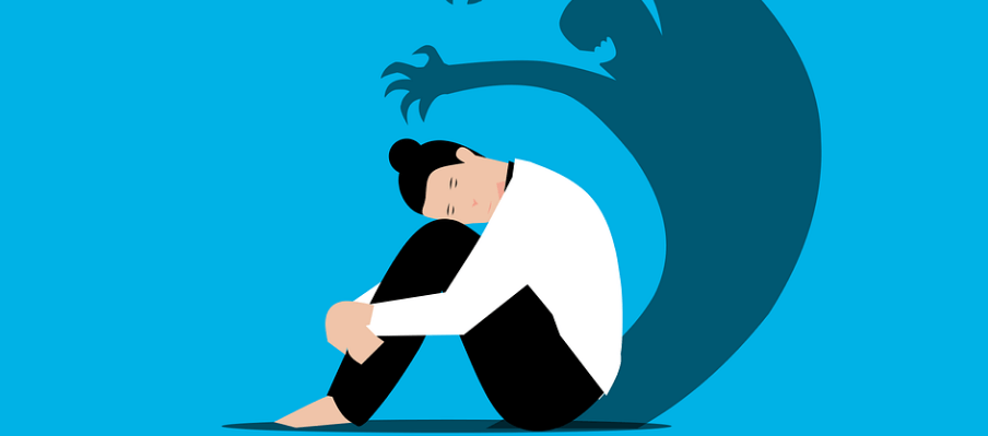 우울 여성이 쪼그려 앉아 있다