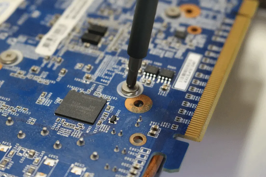 그래픽카드 후면 나사 4개 제거