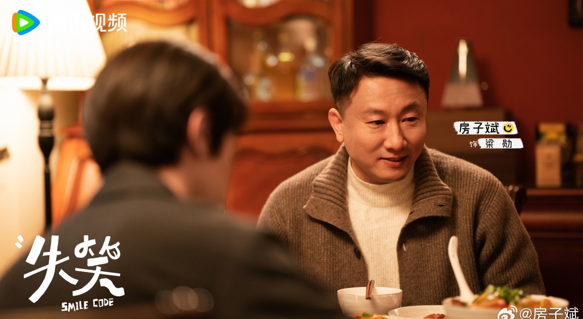 실소-식탁에서 음식먹는 중년남자