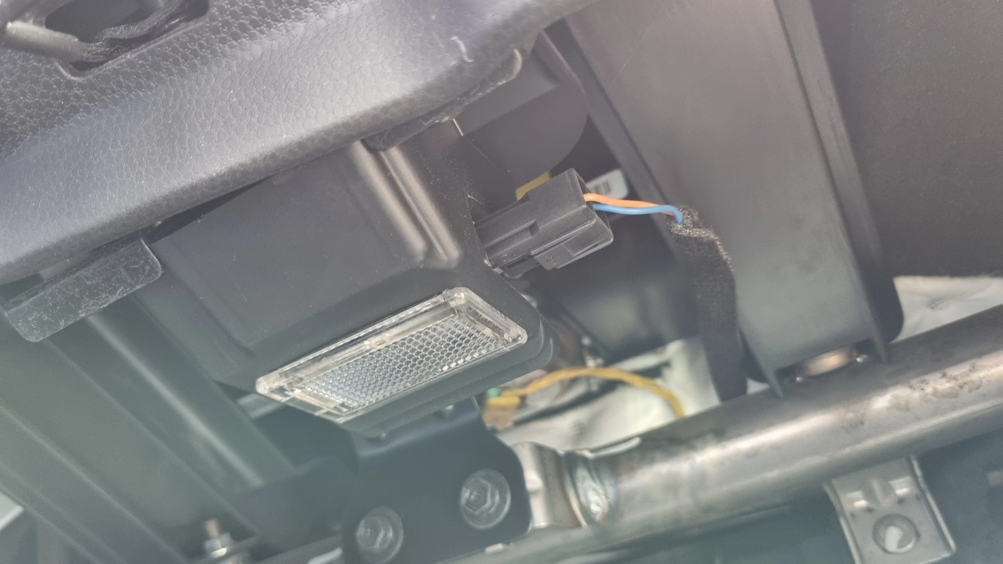 글로브박스 전구 교체 완료 모습