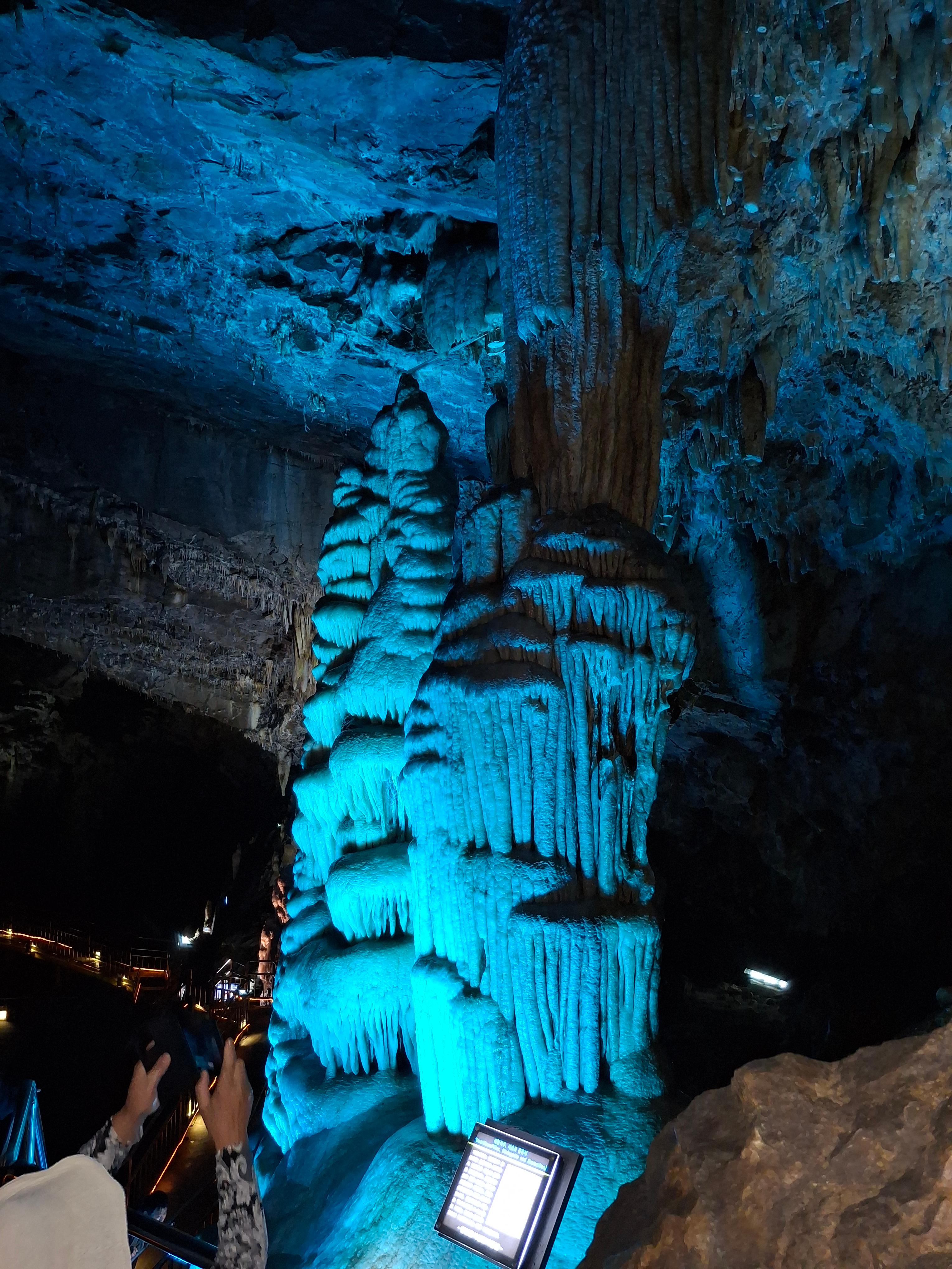위에서 아래로 내려오는건 종유석 종유석에서 떨어져 아래에서 위로 올라가는건 석순이에요.