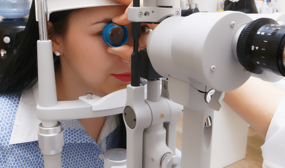 눈이 시린 이유를 확인하기 위해 안구 검사를 받고 있다