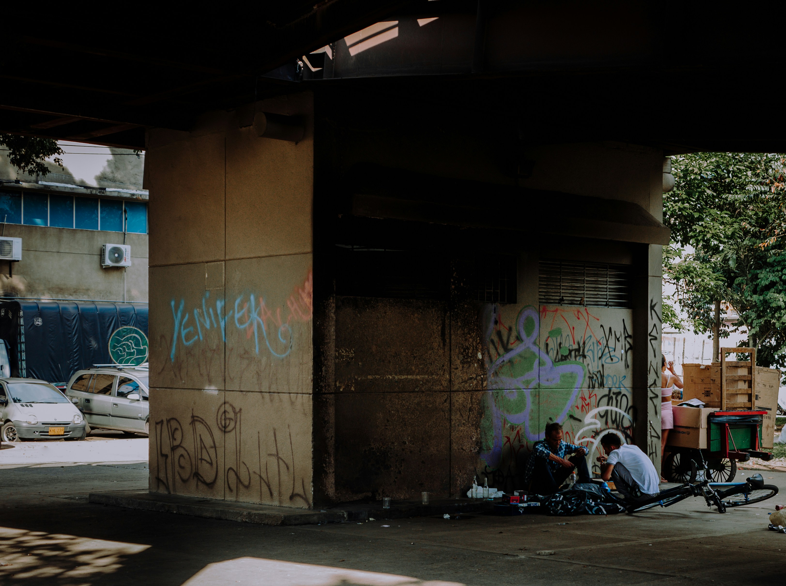 고가 아래 생활하는 사람들 이미지