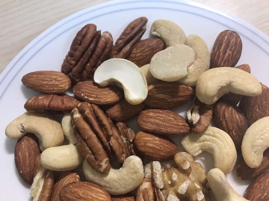 깨끗한 상태의 견과류