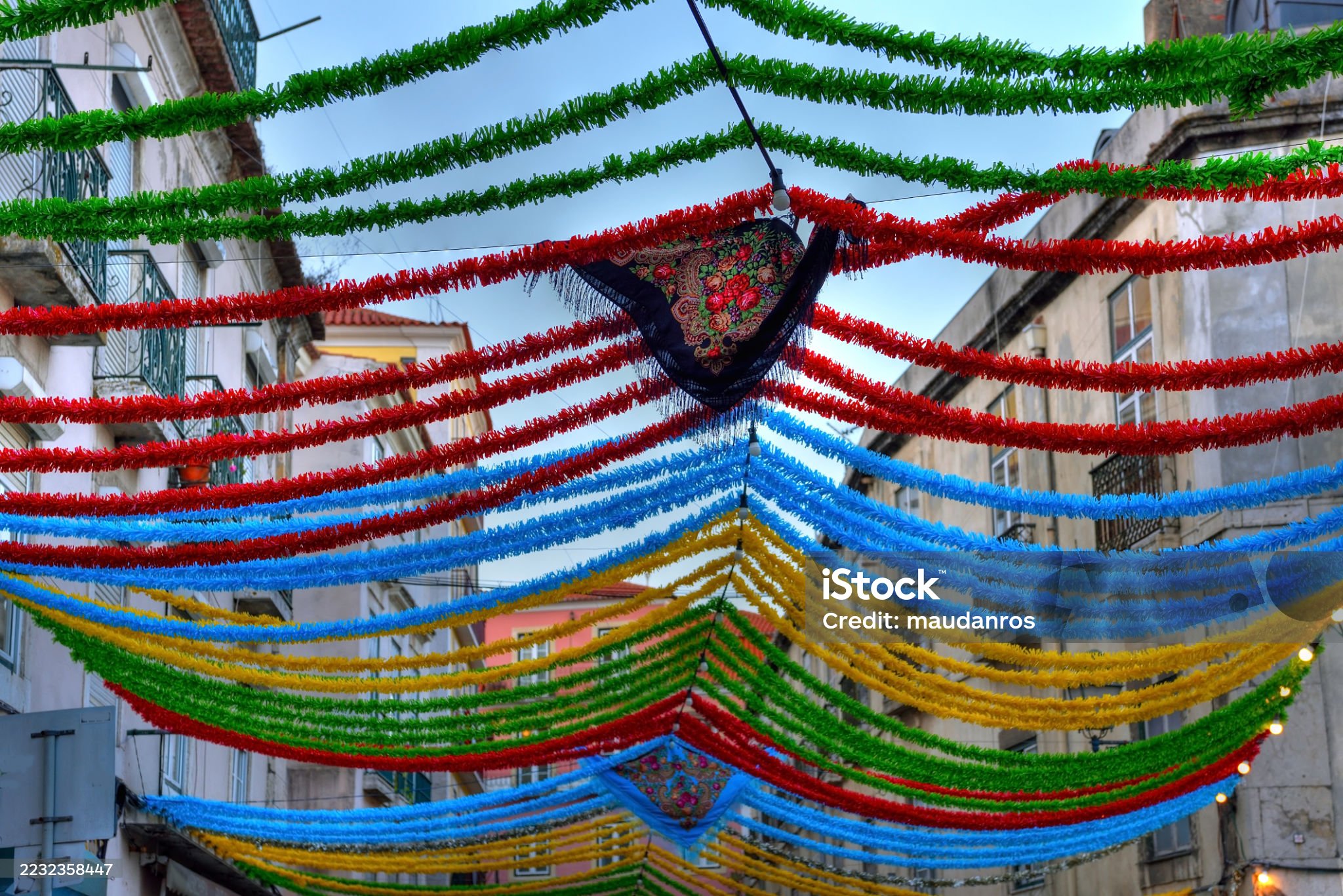 상 조앙 축제장의 위에 장식을 찍은 사진입니다.