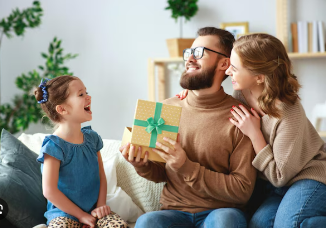 가족 선물 주고 받는 이미지
