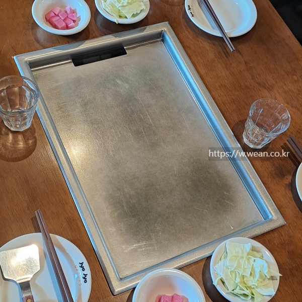 테이블 위에 철판이 놓여 있어요.