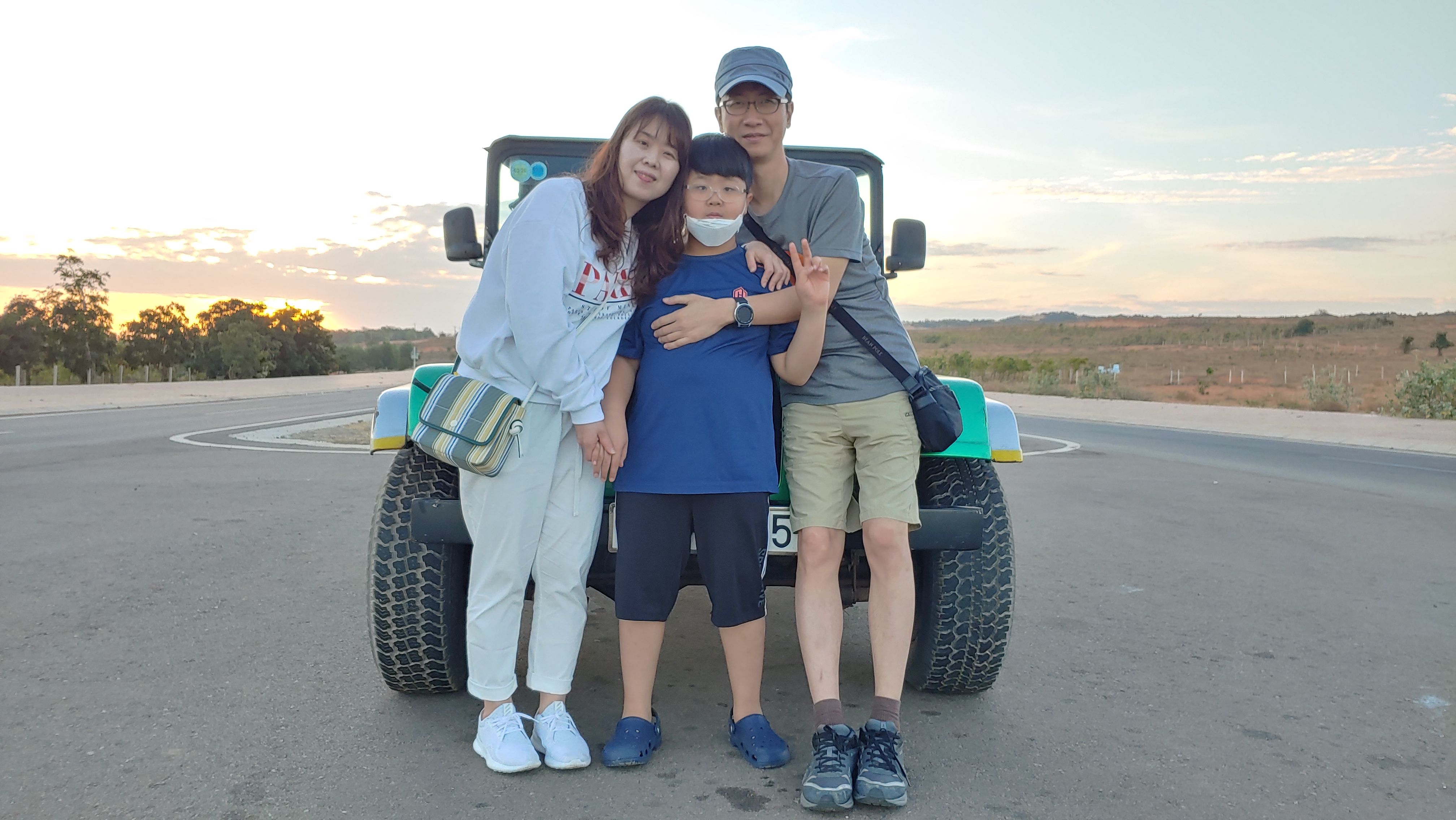 지프 앞에서 기념 촬영