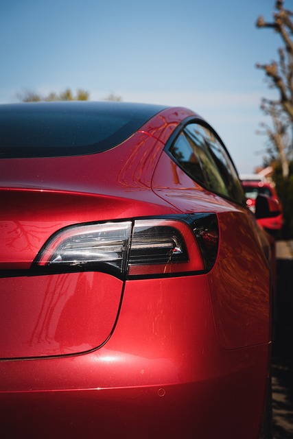 빨간색 자율주행 차량의 뒷 모습